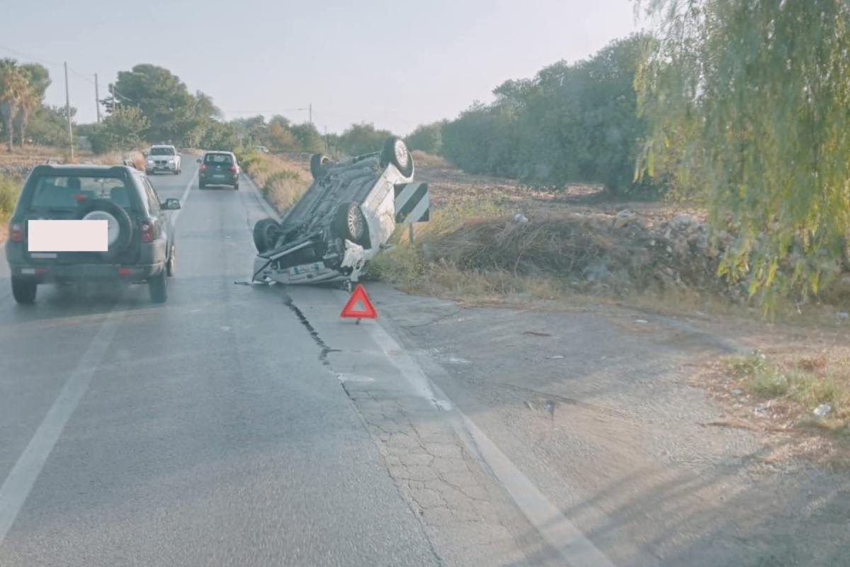 Paura nel Ragusano, incidente stradale e auto ribaltata sulla Scicli-Modica: intervenuto il 118