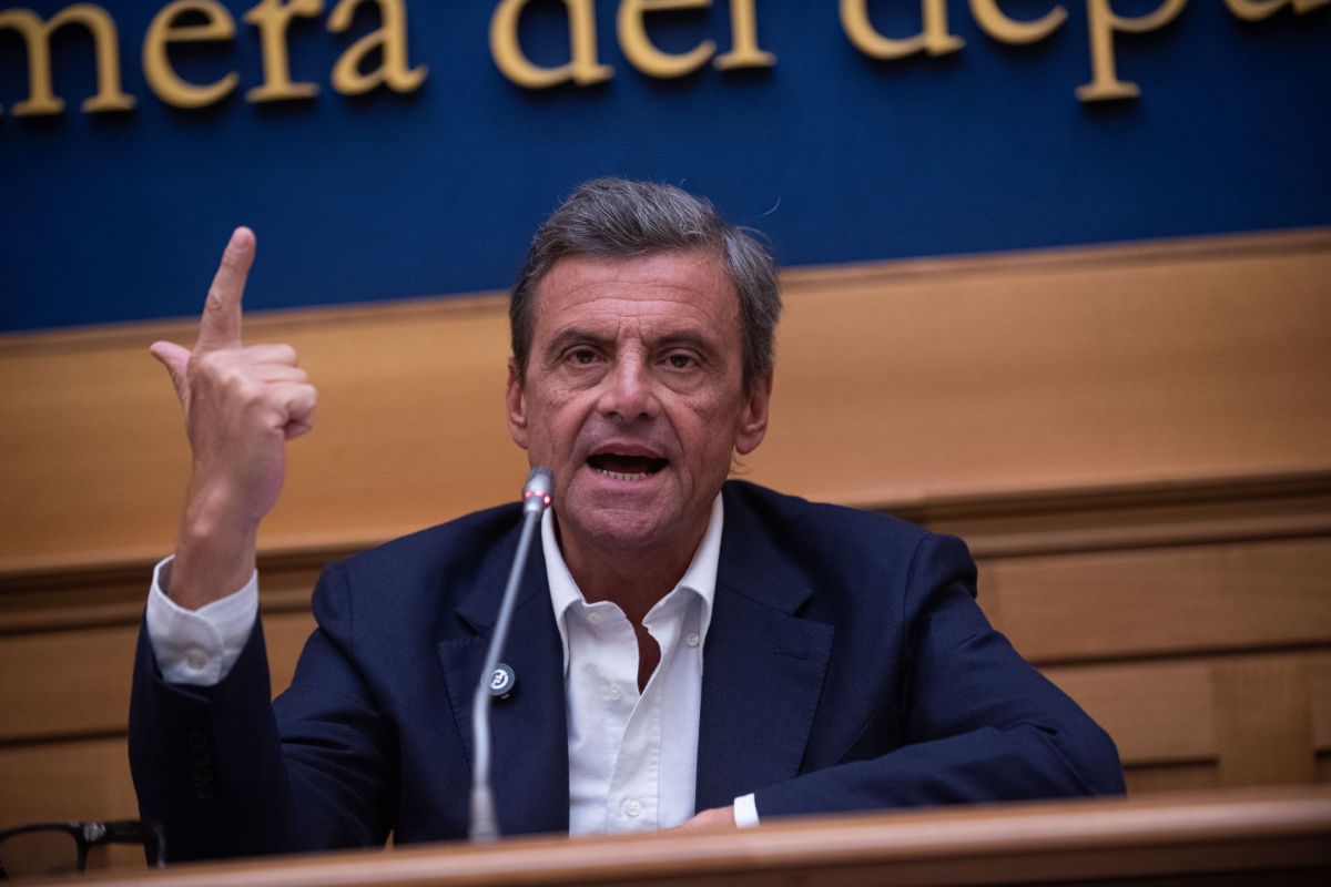 A Palermo il nuovo attacco di Calenda: “Schifani si sente Dio, Galvagno e Tamajo non possono gestire la Regione”