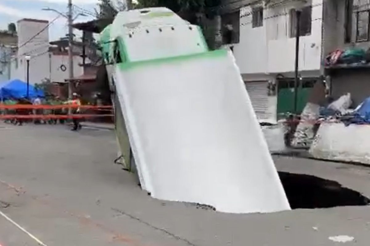 VIDEO | Paura in strada, camion viene inghiottito da un cratere di 8 metri sotto l’asfalto