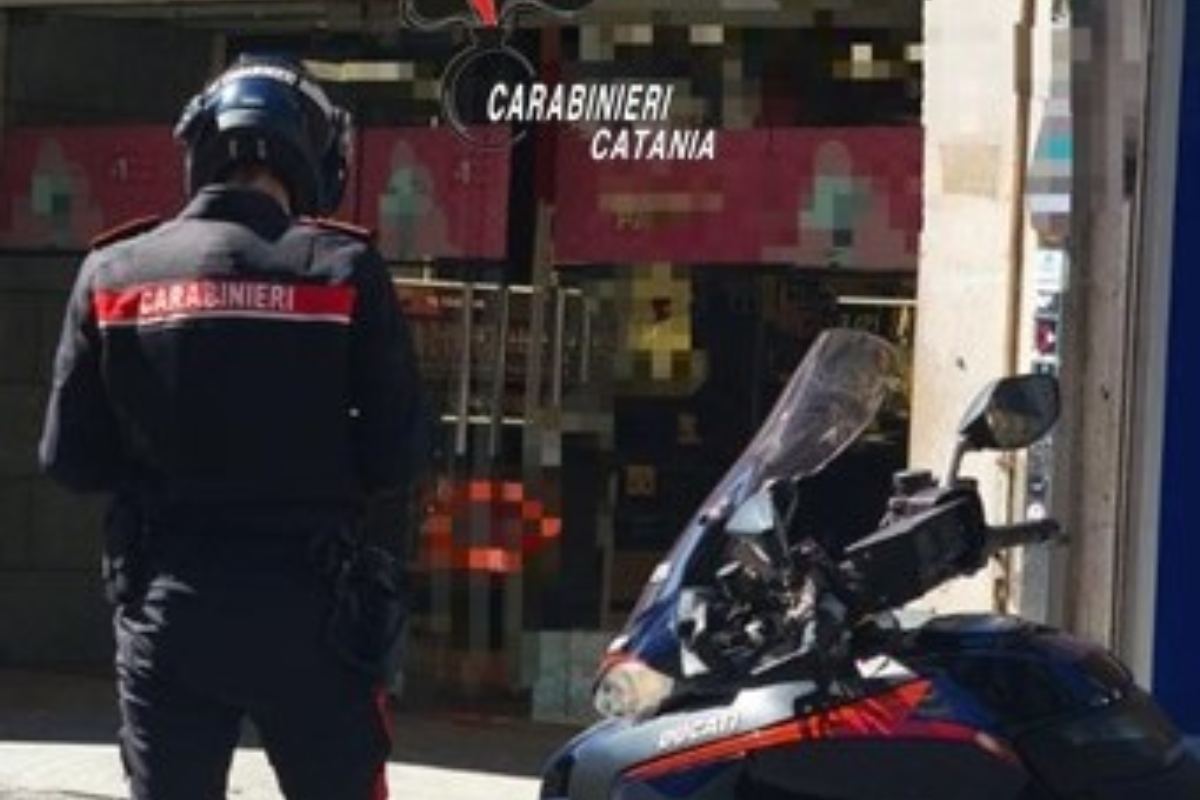 Catania, 38enne ruba 5 profumi da 600 euro in un negozio di via Etnea: arrestata
