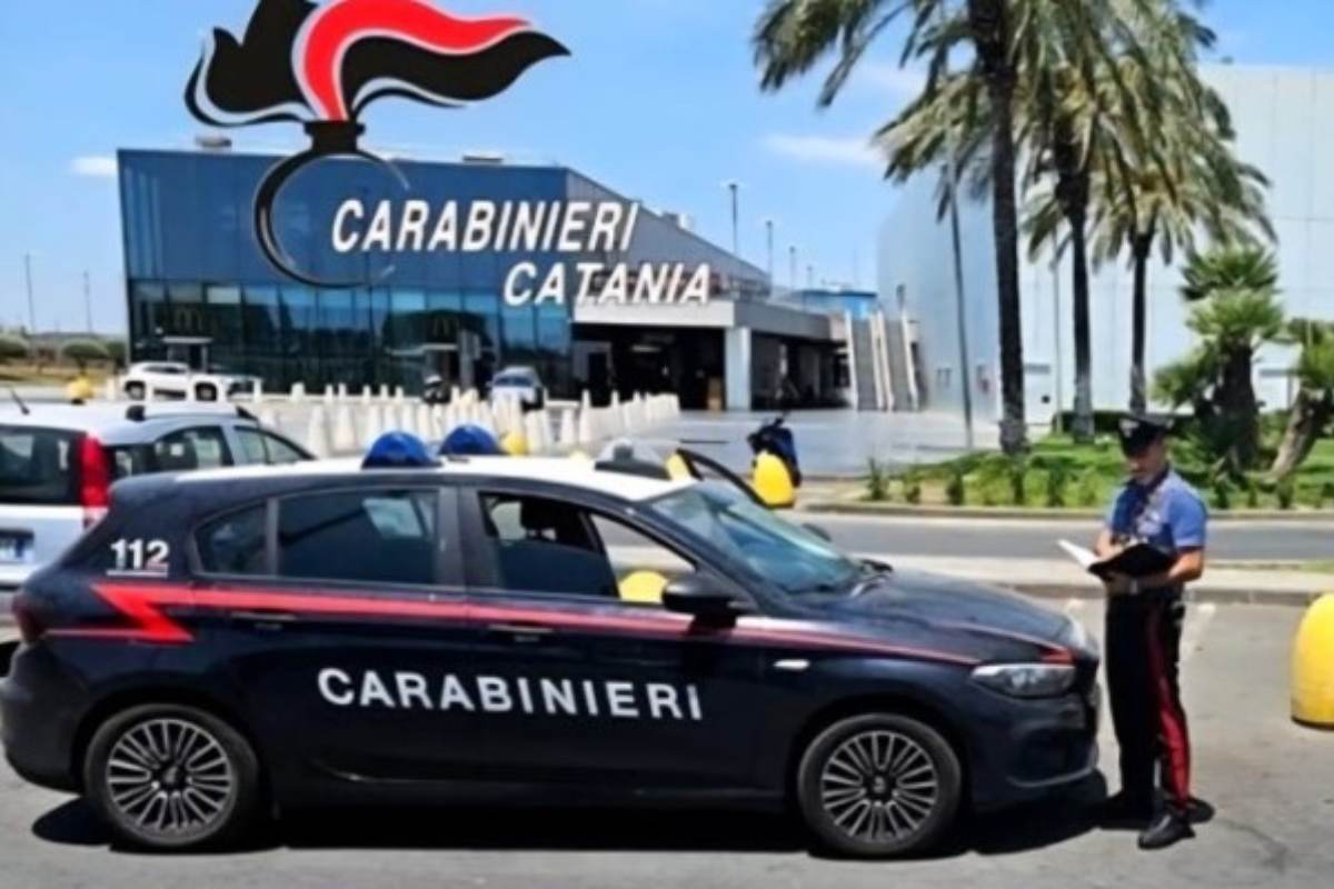 Due minorenni tentano di svuotare il portaoggetti di un motorino a Belpasso: denunciati