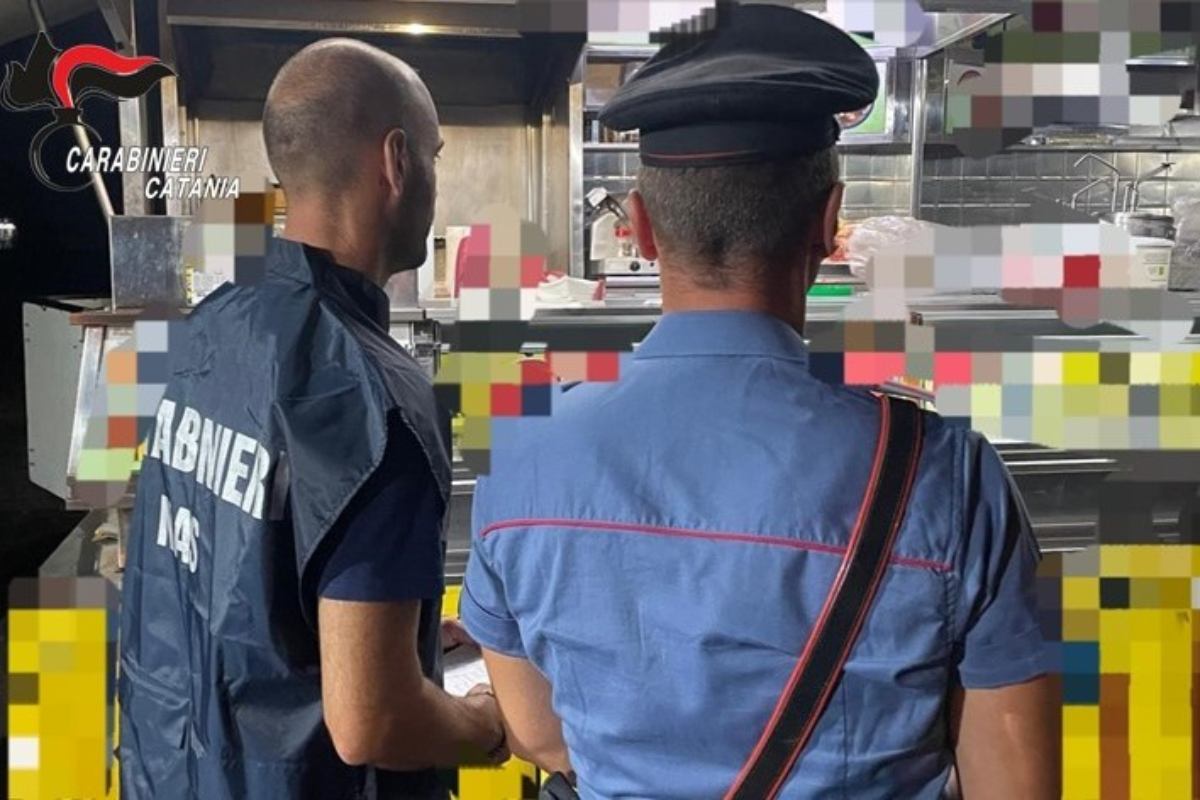 Friggitrice incrostata e oltre 30 kg di alimenti sequestrati: sospesa attività di un 37enne a Giarre