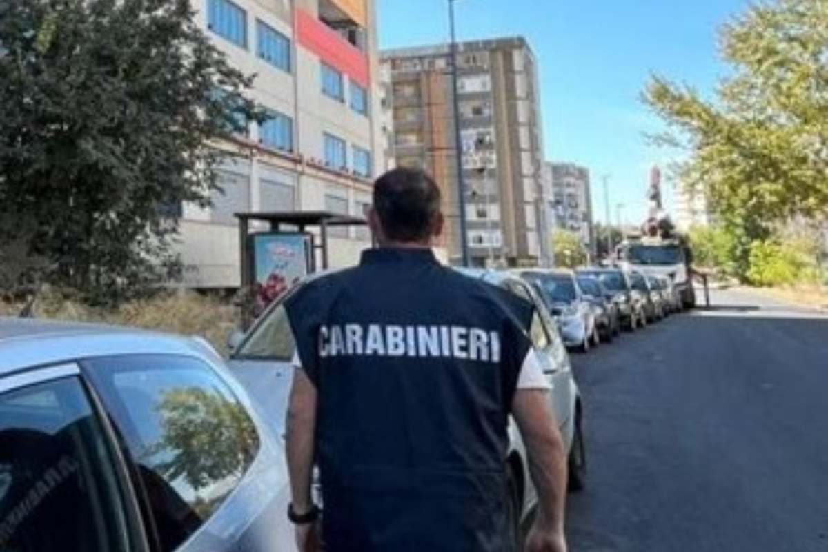 Pusher beccato sul pianerottolo con 226 grammi di droga: arrestato 20enne a Librino