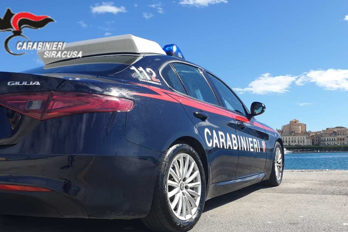 Paura ad Ortigia, parcheggiatore abusivo minaccia turista con calci e spintoni: sanzioni e denunce