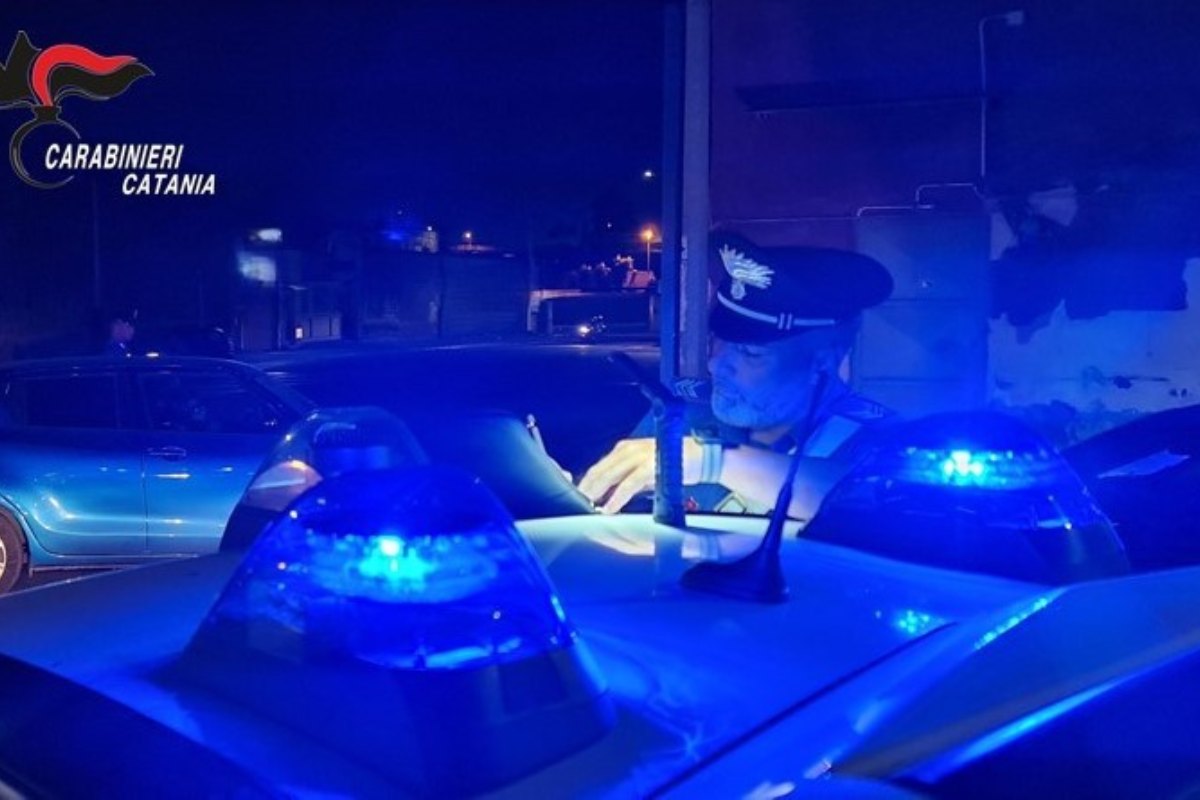 Minaccia e aggredisce i familiari e i Carabinieri: arrestato 27enne a Trecastagni