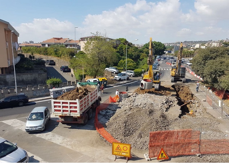 Aci Castello, a un passo il collettore atteso da trent’anni. Dall’attivazione alla futura gestione, i nodi da sciogliere