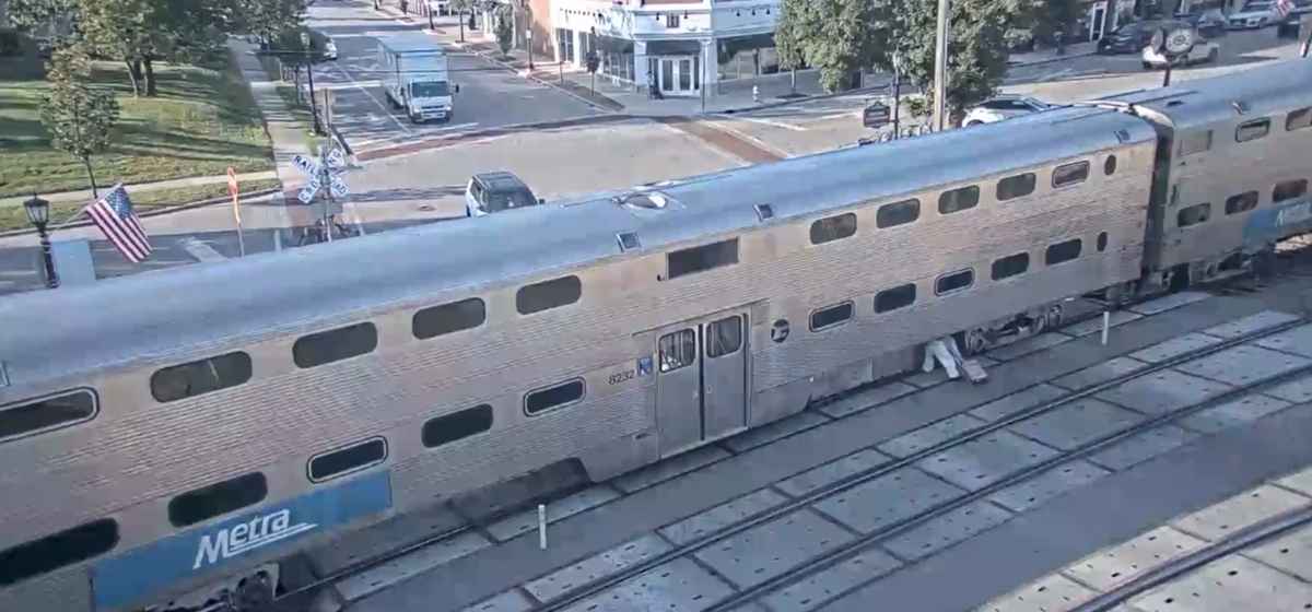 VIDEO | Donna si china sotto un treno per attraversare il passaggio a livello: le immagini shock