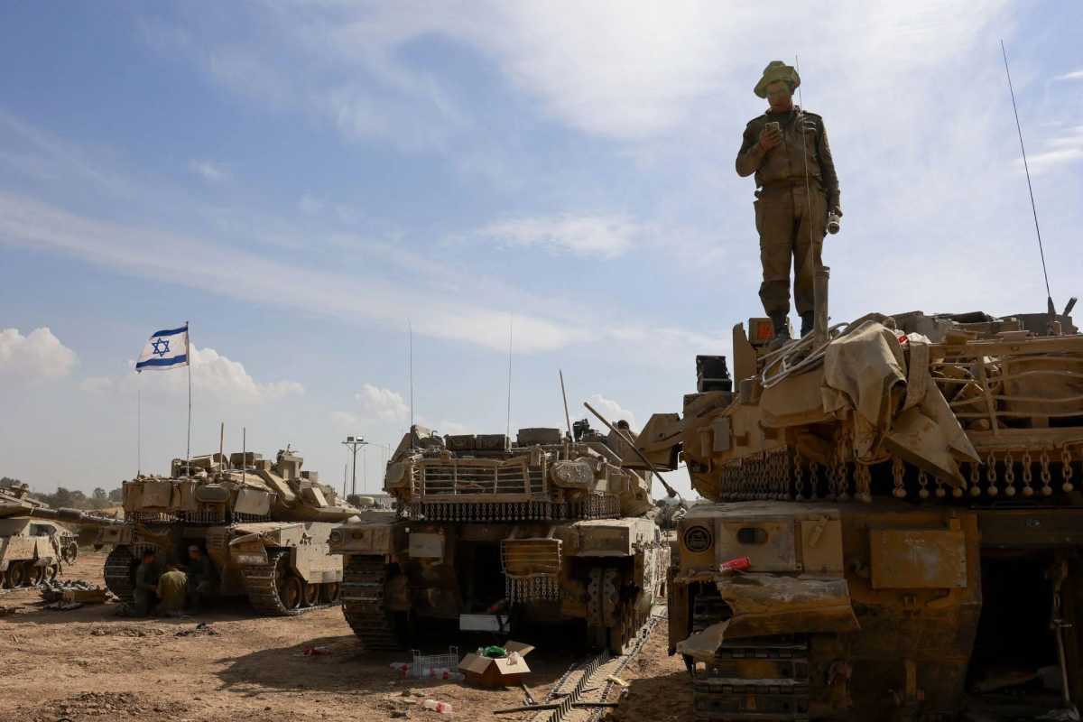 Israele pronto a invadere Gaza, schierati centinaia di tank: “Hamas ha spostato ostaggi in superficie”