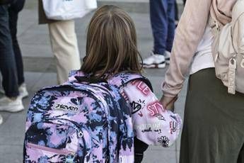 Tenta di sequestrare una bimba e picchia un poliziotto: arrestato