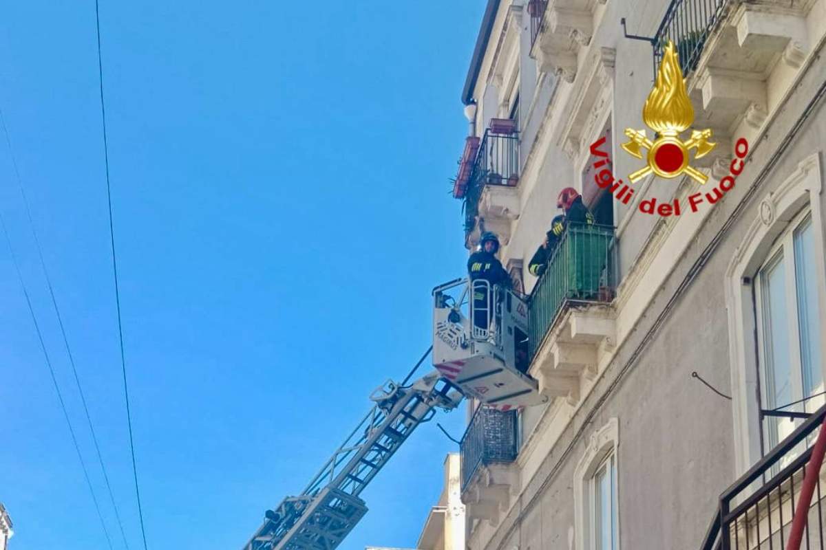 FOTO | Paura a Catania, incendio in un appartamento in via Alfonsetti: salvate mamma e figlia