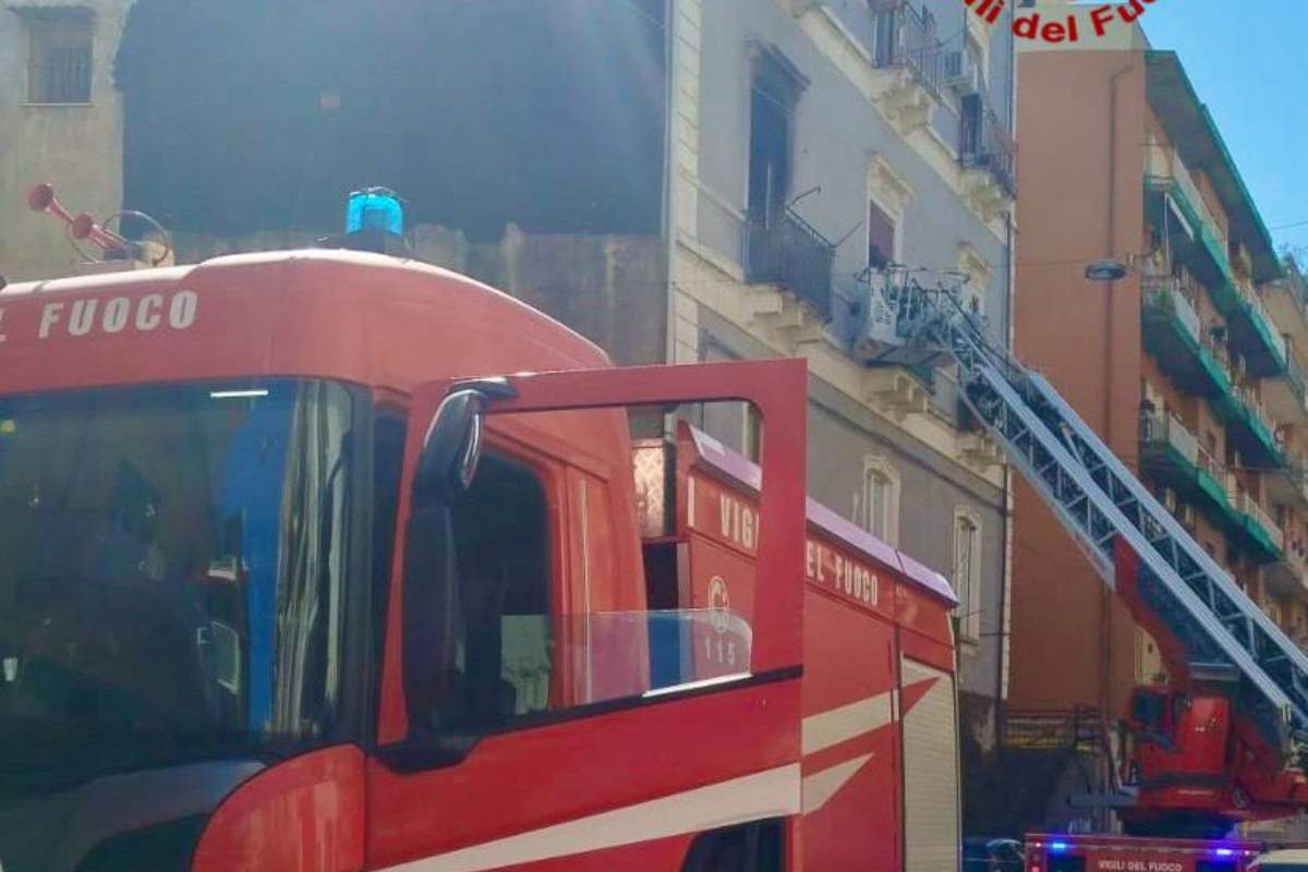 FOTO | Paura a Catania, incendio in un appartamento in via Alfonsetti: salvate mamma e figlia