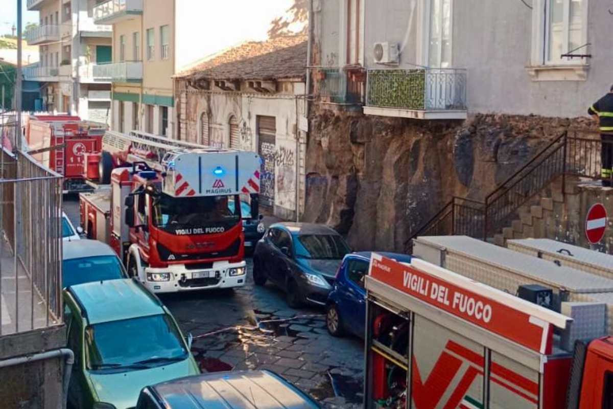 FOTO | Paura a Catania, incendio in un appartamento in via Alfonsetti: salvate mamma e figlia