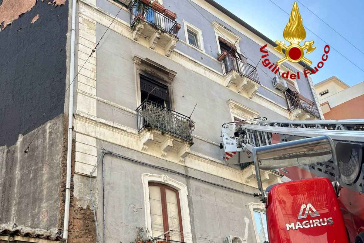 FOTO | Paura a Catania, incendio in un appartamento in via Alfonsetti: salvate mamma e figlia