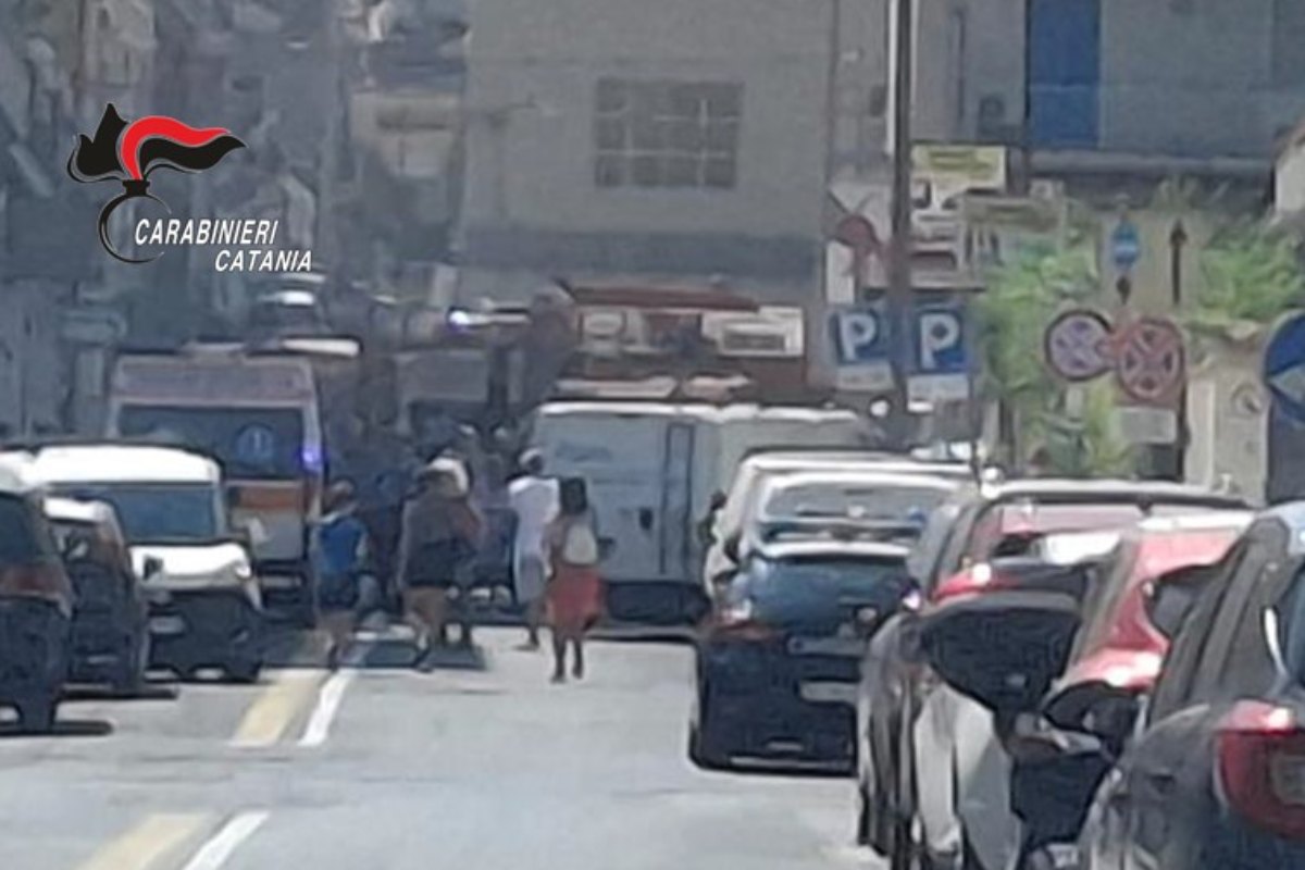 Catania, i Carabinieri salvano due anziane disabili da un incendio nei garage