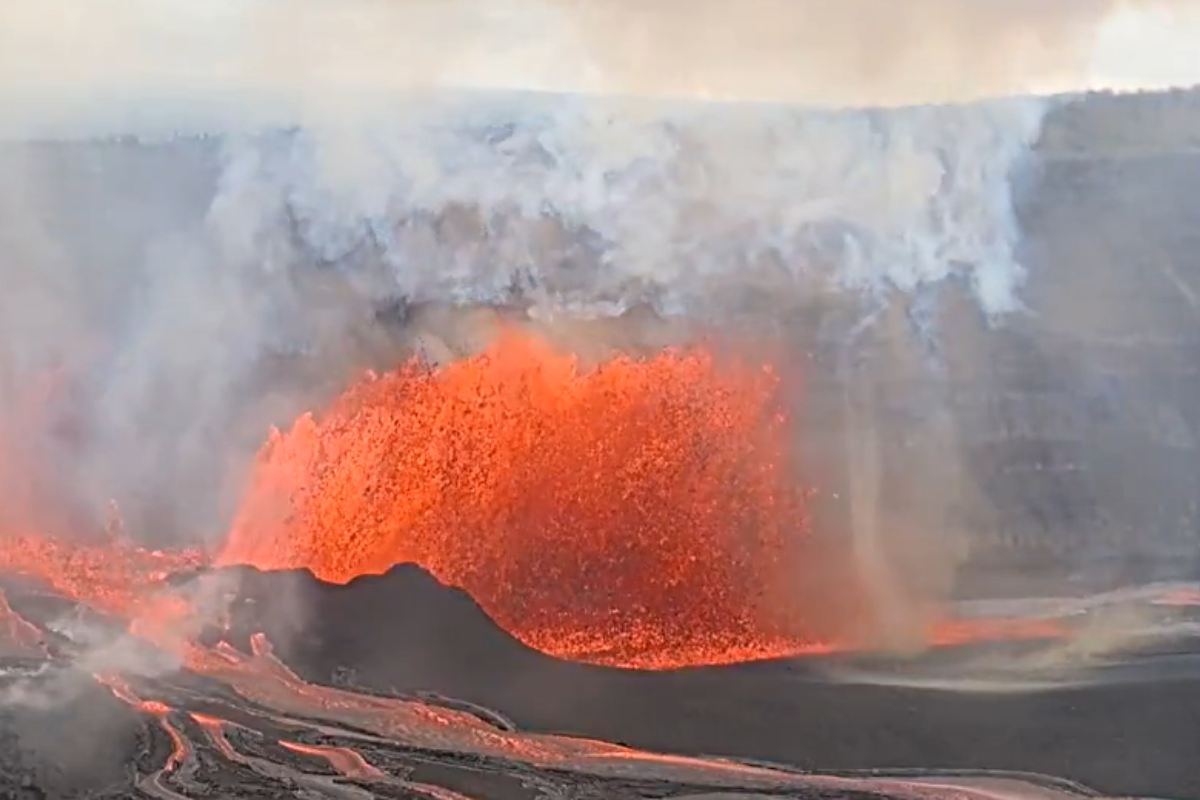 VIDEO | Incredibile caso alle Hawaii: tornado ed eruzione sul cratere del Kilauea