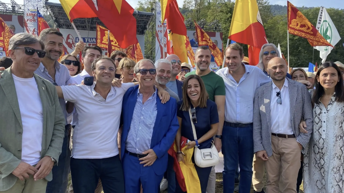 La Lega siciliana a Pontida con il modellino del ponte sullo Stretto