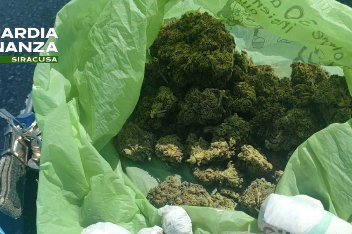 Viaggiava con la marijuana nascosta nel doppiofondo dell’auto: arrestato uomo a Siracusa