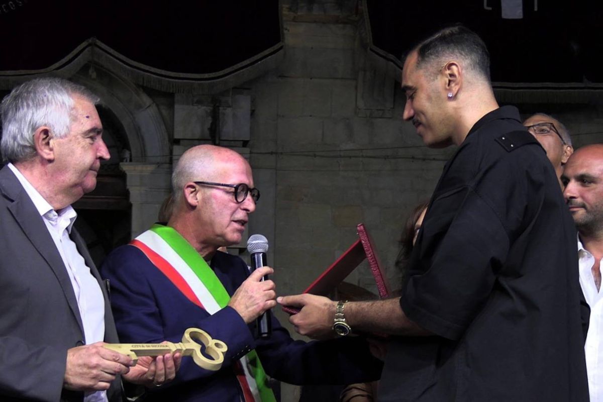 Marracash torna a Nicosia e riceve la cittadinanza onoraria: “Sicilia terra che ti rimane nel cuore”