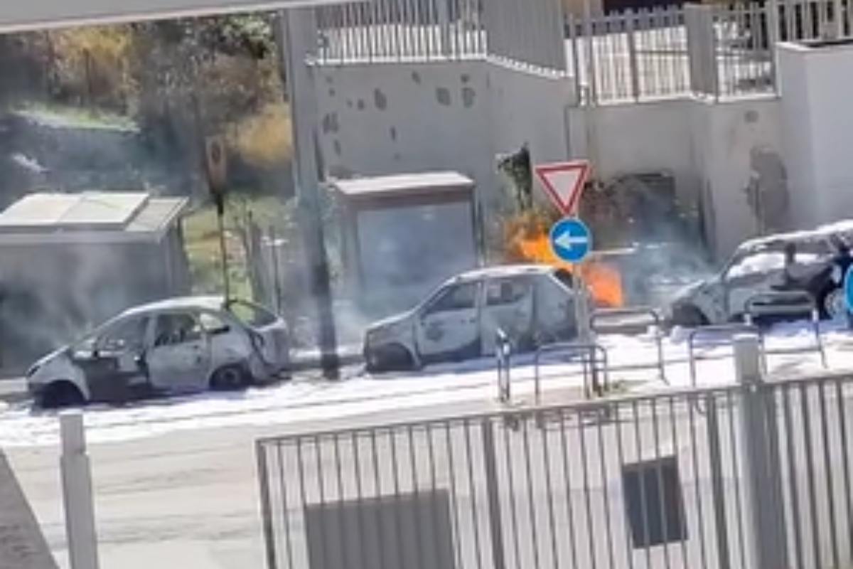 VIDEO | Messina, fuga di gas vicino al “Papardo”: strada chiusa al traffico e tre auto in fiamme