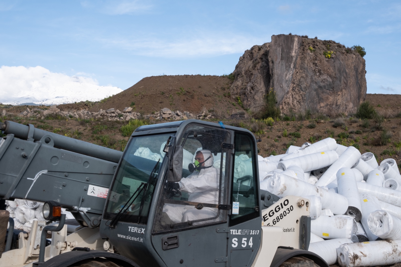 Biancavilla, la bonifica di monte Calvario va avanti. Sindaco: “Valori della fluoroedenite sotto controllo”