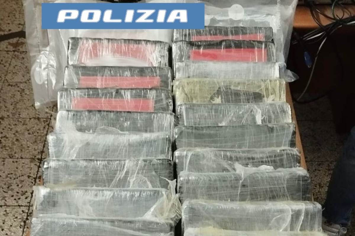 VIDEO | Catania, in auto con oltre 24 panetti di cocaina: arrestato 47enne albanese
