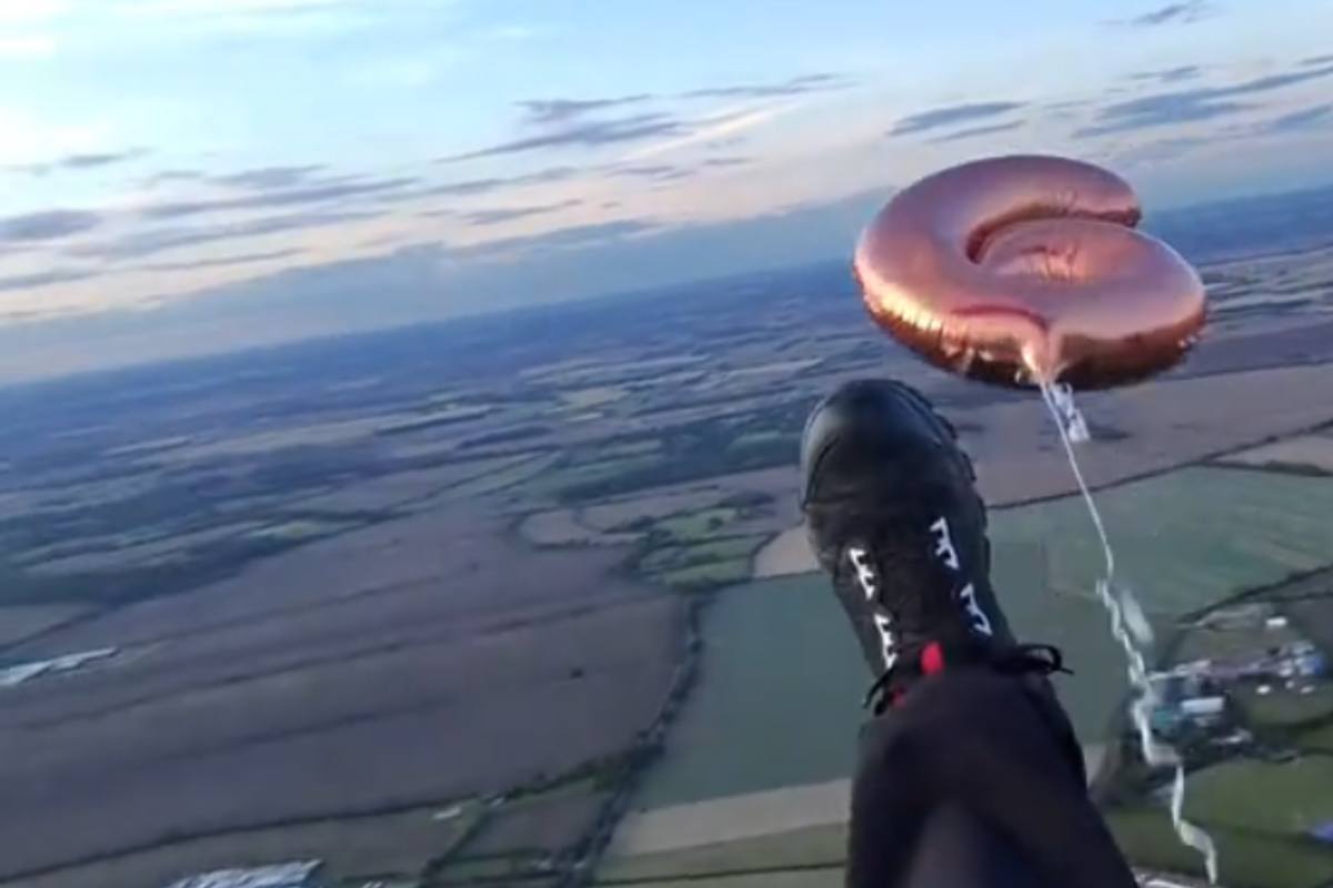 VIDEO | Un parapendista colpito da un palloncino da compleanno: la paura in volo
