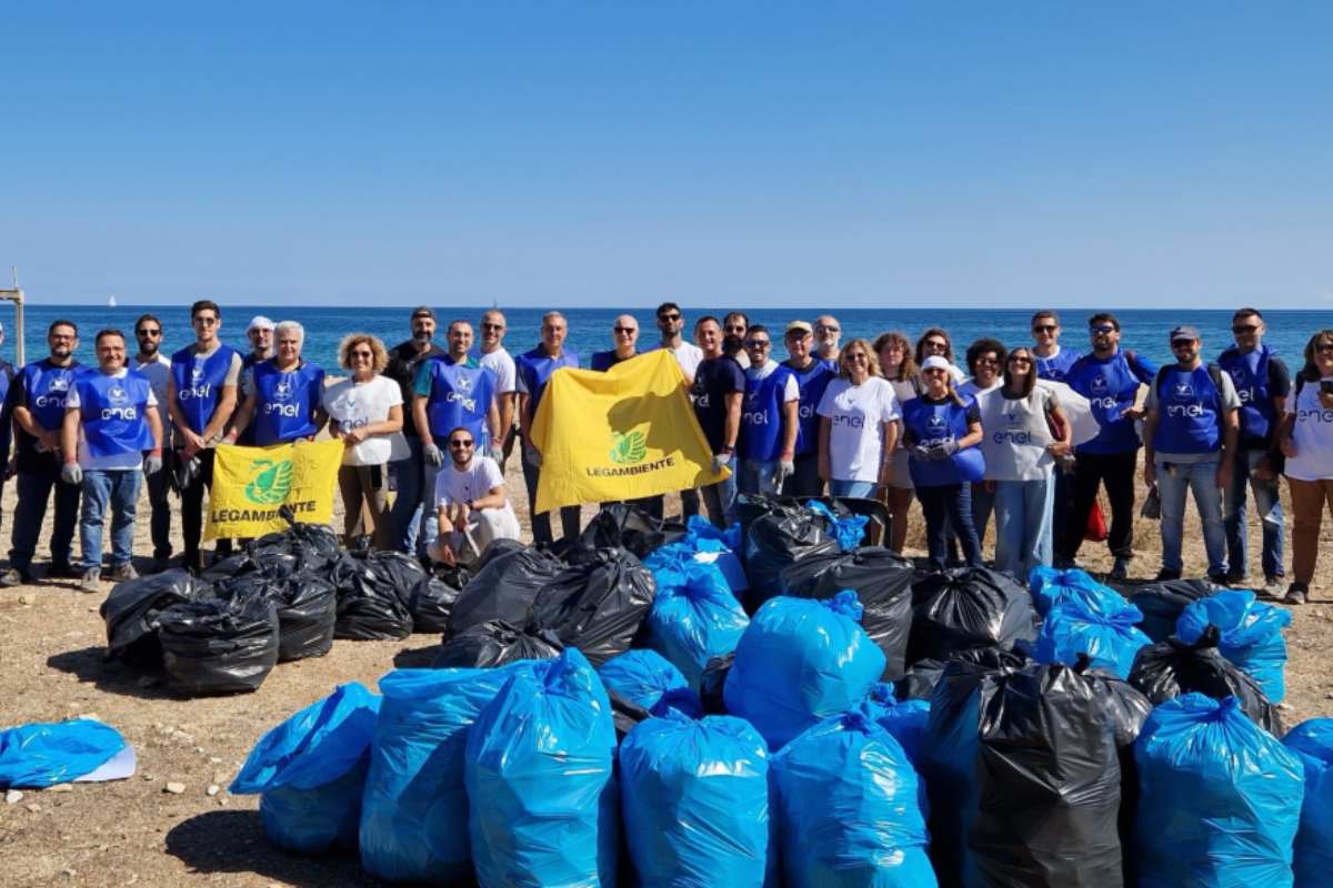 Park “Litter” a Palermo, volontari Enel puliscono e riqualificano la spiaggia di Romagnolo
