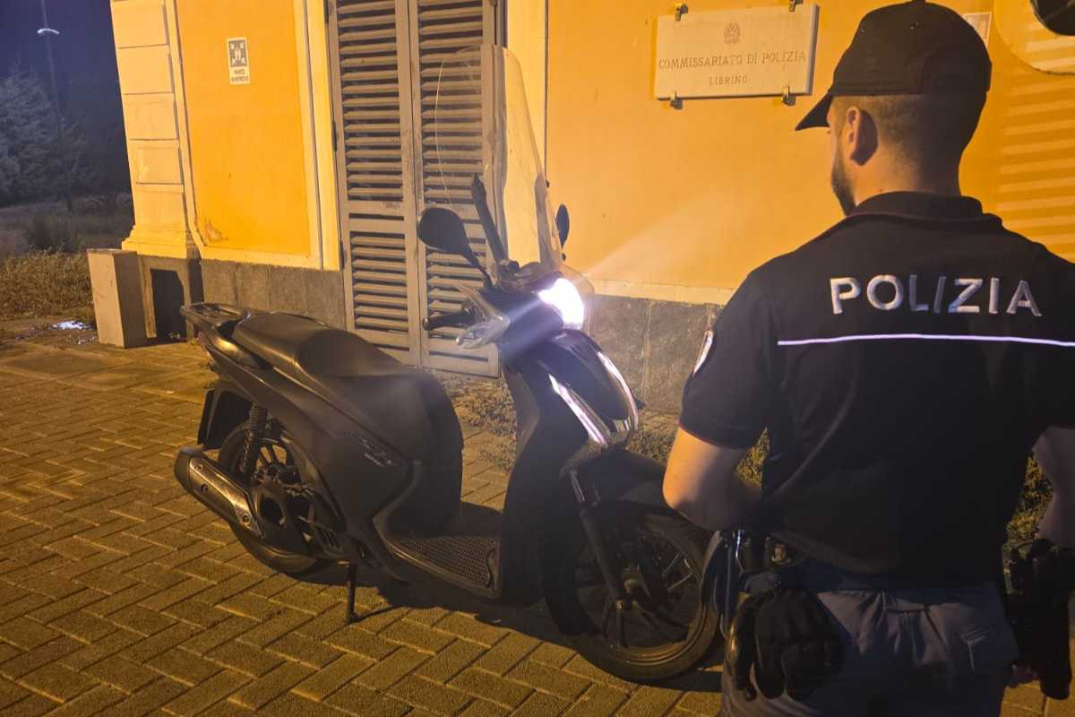 Catania, si presenta in Commissariato con uno scooter rubato: denunciato 43enne