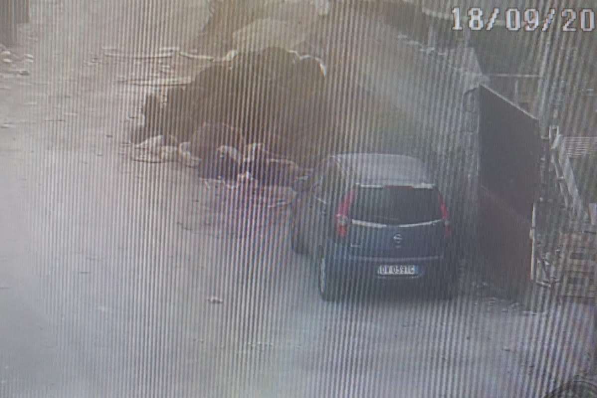 VIDEO | Catania, gommista 48enne smaltisce dei copertoni per strada: denunciato