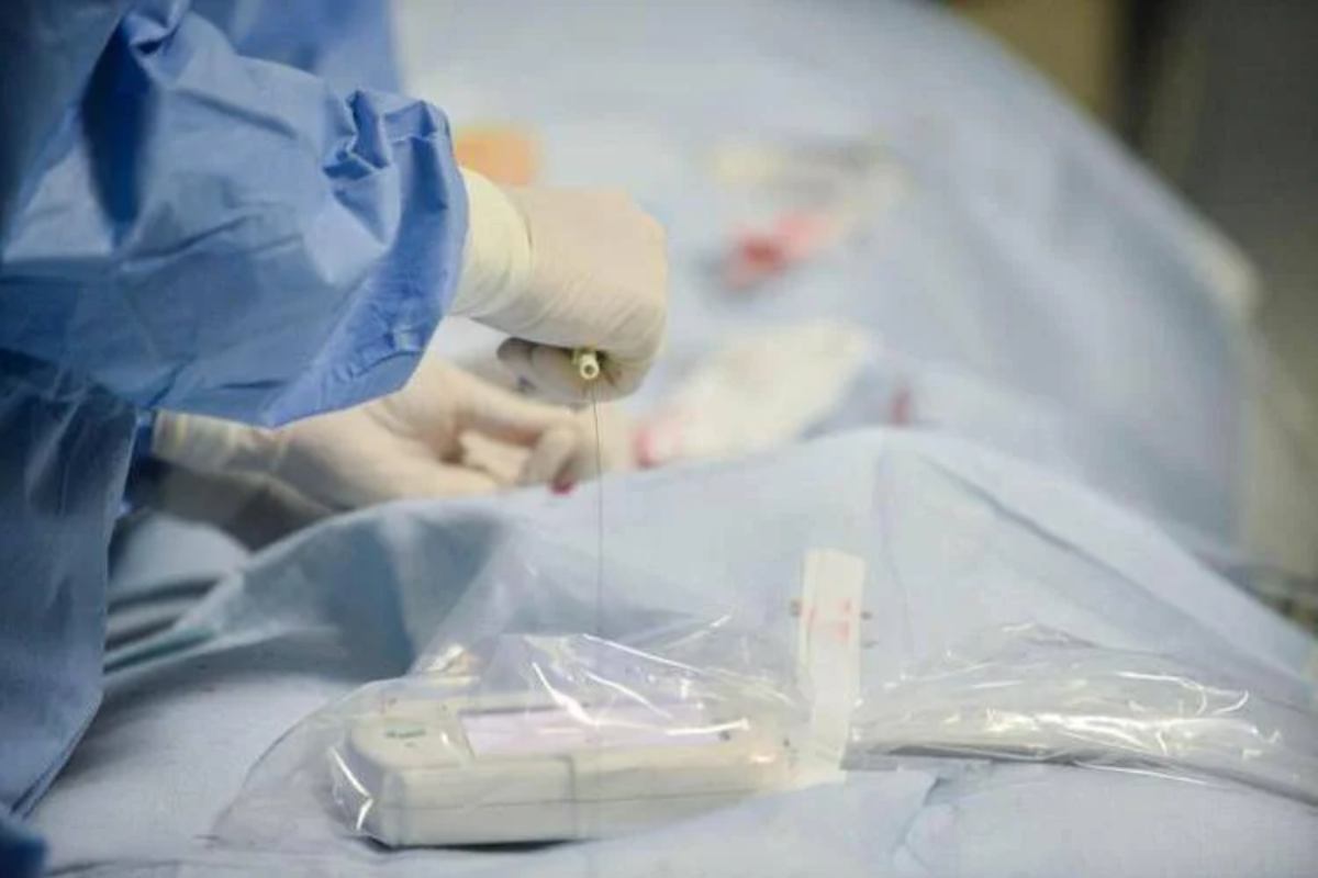 Medico lascia sala operatoria e abbandona paziente per fare sesso con l’infermiera