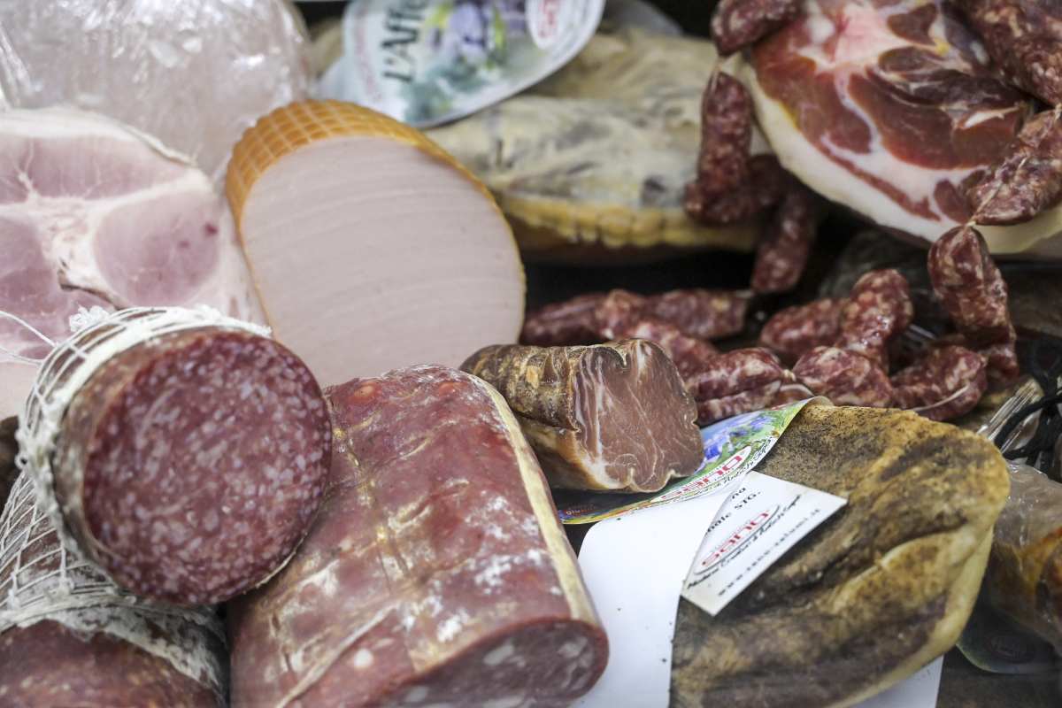Richiamo salame confezionato dai supermercati. Il ministero: “Allarme salmonella, non va mangiato”