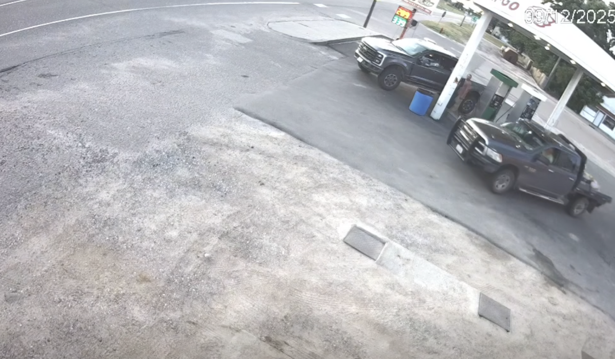 VIDEO | Auto piomba su un distributore: l’incredibile scena