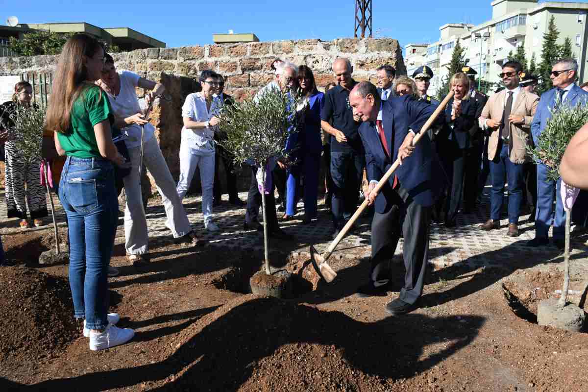 Anniversario padre Puglisi, Schifani pianta alberi di ulivo in ricordo di venti bambini ebrei uccisi