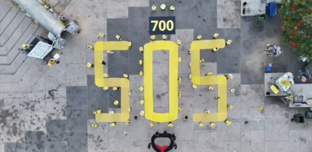 VIDEO | A Tel Aviv mega scritta per i 700 giorni di guerra a Gaza, la protesta con un “SOS”