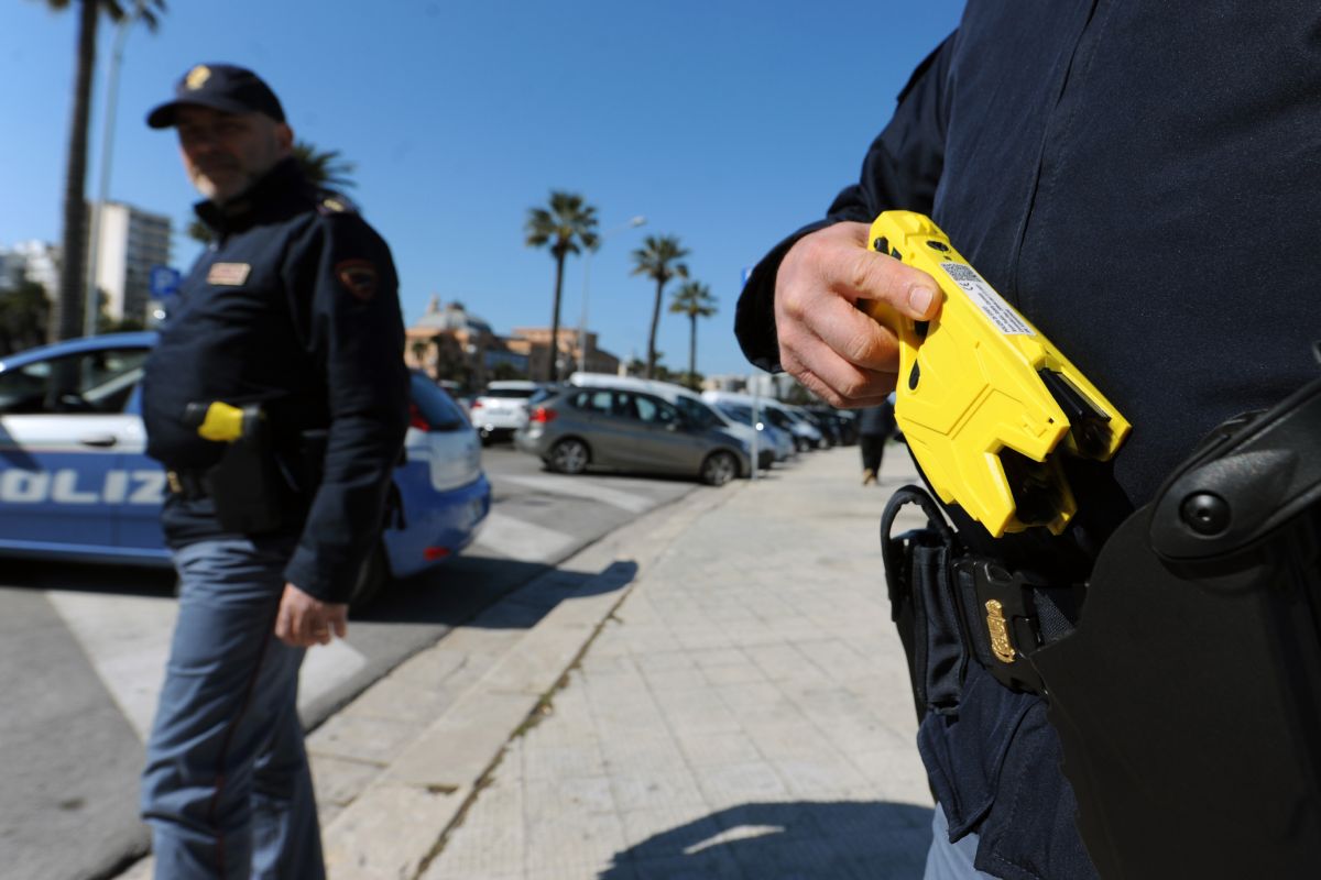 35enne viene colpito dal taser, collassa e muore in ambulanza