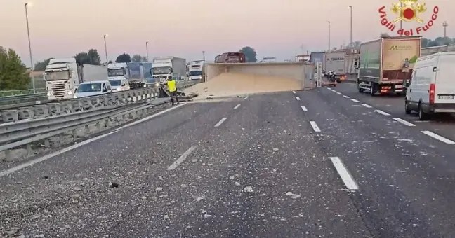 Paura in autostrada: tir si ribalta e perde il carico, traffico in tilt