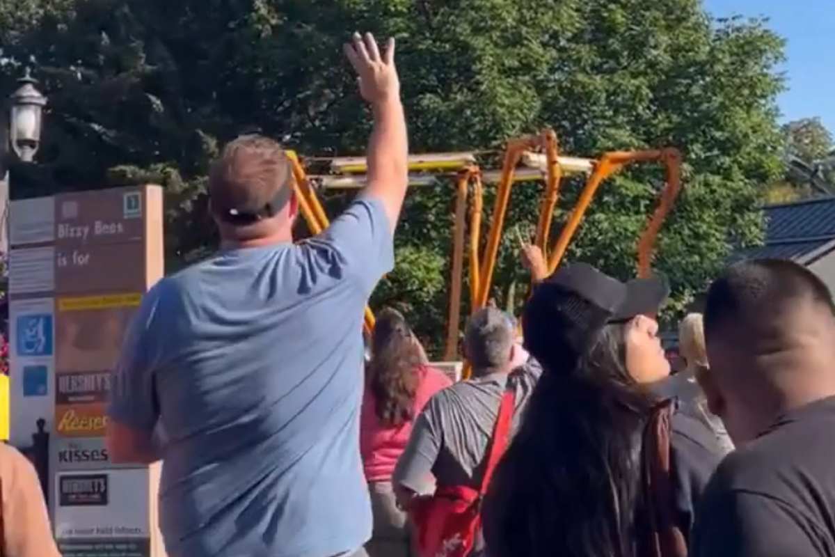 VIDEO | Un bimbo cammina sui binari della monorotaia in USA: salvataggio miracoloso di un passante