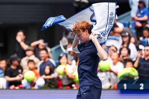 Tennis, Sinner si ritira a Shanghai per crampi Tennis, Sinner si ritira a Shanghai per crampi