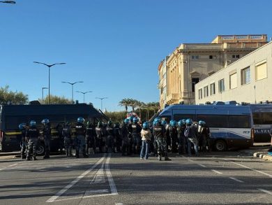 Toscana,Salvini contestato a Livorno: disgustosi fascisti rossi, torno