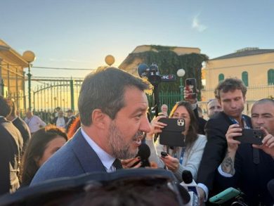 Salvini contestato a Livorno avverte: fascisti rossi risvegliano mostro
