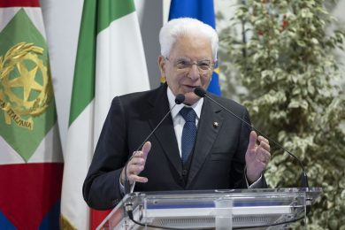 Mattarella a cerimonia Eni Award, Descalzi: presidente ama ricerca