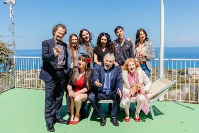 Cinema, dal 13 novembre nelle sale “Due famiglie, un funerale”