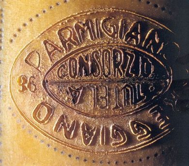 Parmigiano Reggiano: rimosso ad Anuga falso prodotto ‘Parvegano’