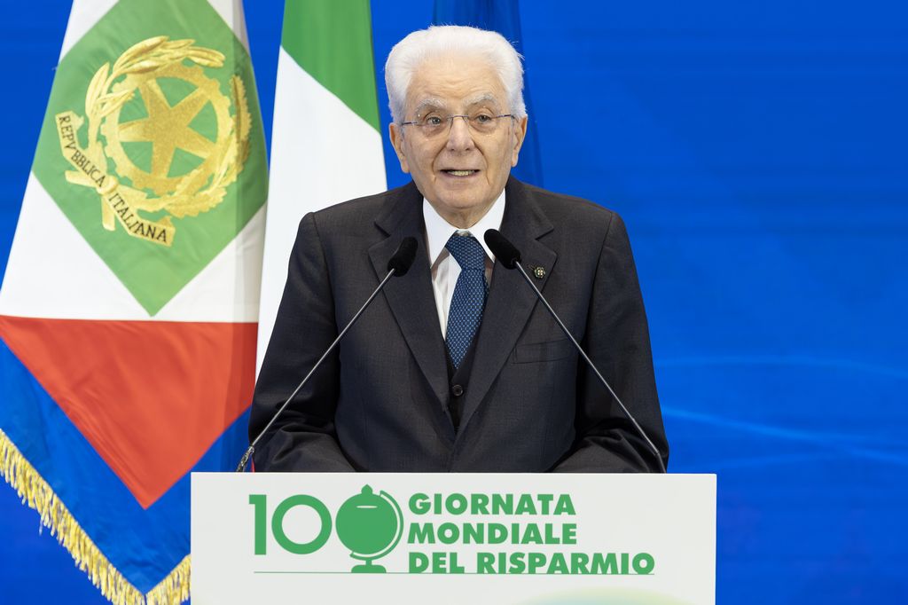 Lavoro, Mattarella: a crescita economia non ha corrispoto difesa e crescita salari Lavoro, Mattarella: a crescita economia non ha corrispoto difesa e crescita salari