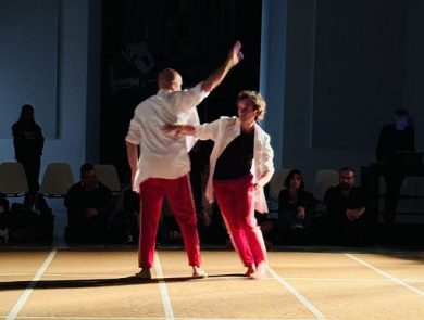 Triennale, lo spazio tattile della danza cieca di Virgilio Sieni