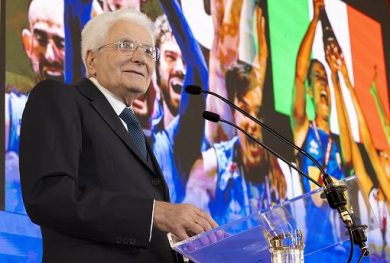 Mattarella: oggi spesso violenza verbale che sfocia in teppismo