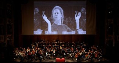 Barbara Hannigan debutta alla Scala dirigendo e cantando