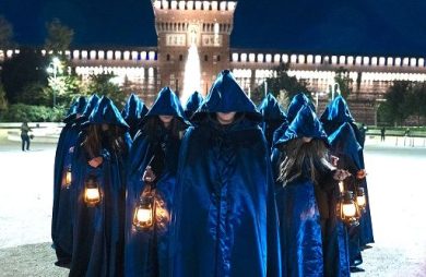 Milano, misteriosi incappucciati per lancio di “The Traitors Italia”