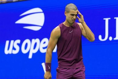 Tennis, Alcaraz battuto se la prende con il campo di Parigi