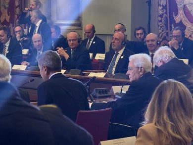 Mattarella sprona l’Ue (“Urge accelerare”) ma la difende da tutti i nemici